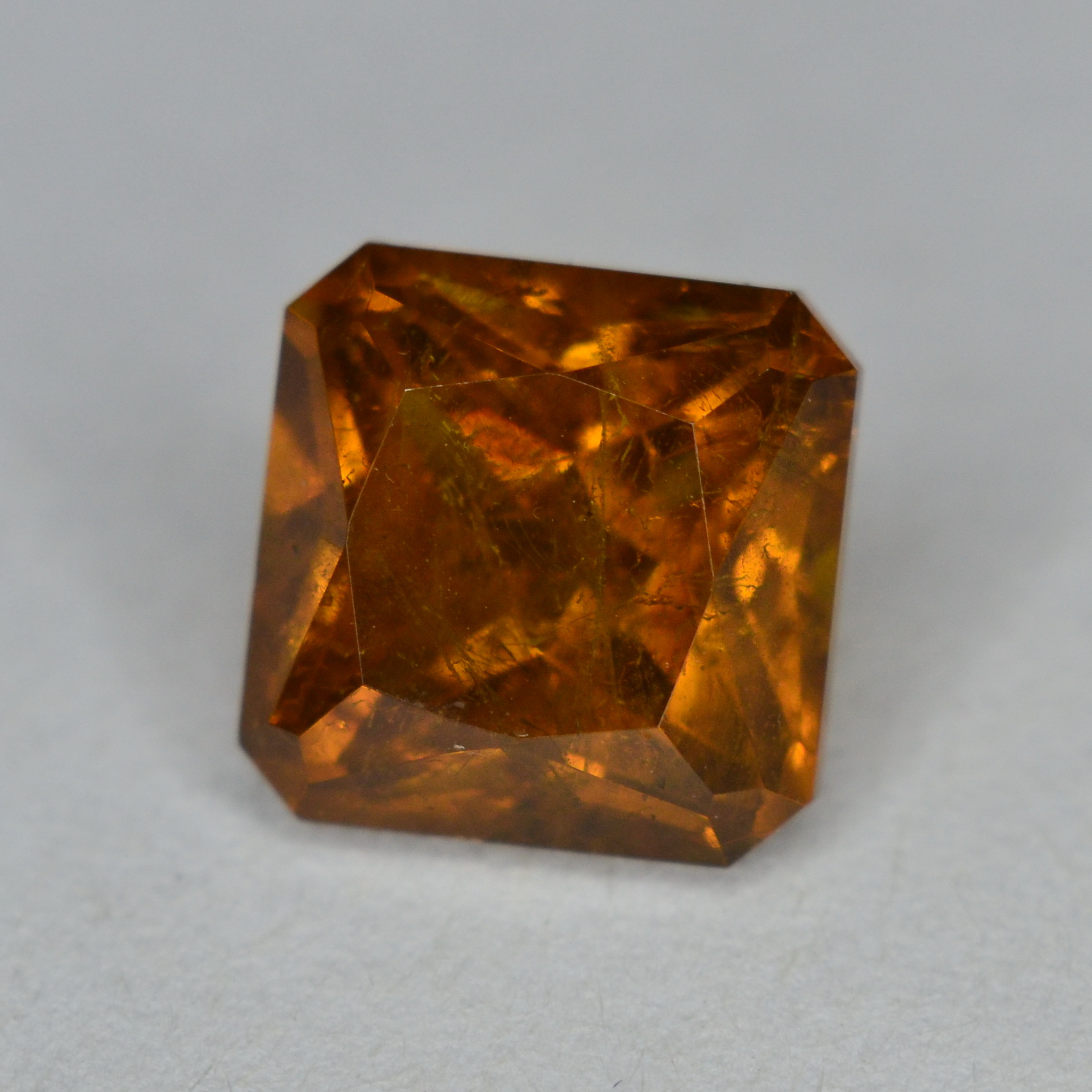 Крайне редкий клиногумит 2.45ct  7х7х5мм топ блеск: 1 200 ₴ • Объявления • Mineral Catalog
