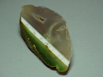 Агат   (агрегат,  преимущ.  халцедон) (Agate)