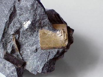 Нарсарсукит (Narsarsukite)