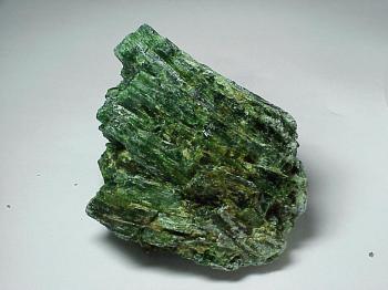 Смарагдит  (прозрачный зеленый актинолит) (Green Actinolite)