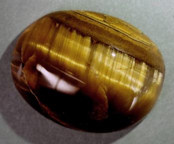 Тигровый глаз  (разн. кварца с оптическим эффектом) (Tigereye,Tiger`s-Eye Quartz)