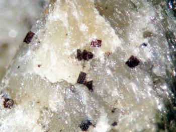 Фабулит -синоним титаната стронция -синтет.кам. (фабулите)