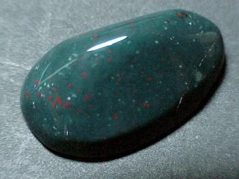 Гелиотроп  или  Кровавый камень  (разн. халцедона) (Bloodstone (Heliotrope))