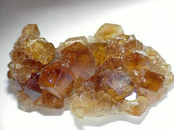 Гессонит  (разн. гроссуляра,  груп. гранатов) (Hessonite, Essonite)